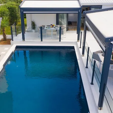 First Διαμέρισμα *